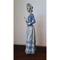 LARGE COLLECTABLE LLADRO WOMAN FIGURE