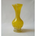 VINTAGE MOTTLED YELLOW & WHITE ART GLASS 14.5cm VASE