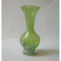 VINTAGE MOTTLED GREEN & WHITE ART GLASS 15cm VASE