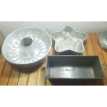 3 X SECONDHAND BAKING ACCESSORIES- CAKE MOULDS, BAKING TRAY ETC.