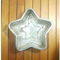 3 X SECONDHAND BAKING ACCESSORIES- CAKE MOULDS, BAKING TRAY ETC.