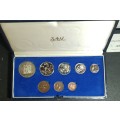1975 SOUTH AFRICAN PROOF  CIRCULATION COIN SET WITH SILVER R1 COIN IN SAM CASE.