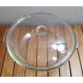 LARGE `ANCHOR HOCKING - USA` OVENPROOF CLEAR GLASS CASSEROLE WITH LID.