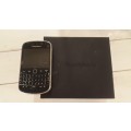 Blackberry Bold 9900 Mint condition, original box, sleeve and 5 back covers