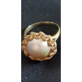 Vintage 9ct gold twisted rope design and Genuine Mabe pearl ring