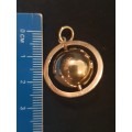 14ct solid gold world globe pendant stamped `14ct Italy Aurafin 5`