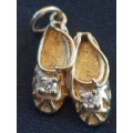 Shoe pendant/charm in 9ct yellow gold