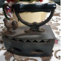 Big Antique Cast Iron with rooster unlock button clothes iron with inner rest-dia.20 Cm x 21 cm