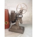 BEAUTIFUL VINTAGE 1940`S REVERE 8MM MOVIE PROJECTOR WITH CASE