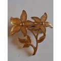 Beautiful Vintage gold tone Flowers Brooch