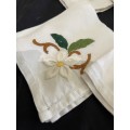 Napkins/serviettes embroidered (G)