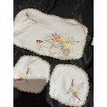 Traycloth/dresser set embroidered (CC)