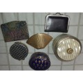 A COLLECTION OF VINTAGE LADIES COMPACTS AND MAKEUP CONTAINERS AND A POCKET SEWING KIT