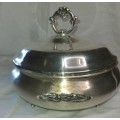 A VINTAGE SILVER PLATED SOUP ENTRE BOWL ORNATELY DECORATED WITH A MATCHING LID