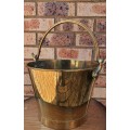 A VINTAGE DECORATIVE BRASS 5LT BUCKET SOLD AS IS