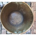 A VINTAGE DECORATIVE BRASS 5LT BUCKET SOLD AS IS