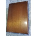 A VINTAGE WOODEN JEWELRY BOX IN GOOD CONDITION SOLD AS IS