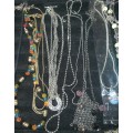A VINTAGE QUALITY JOBLOT SILVER PLATED AND GOLD PLATED NECKLACE AND PENDANTS