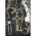 A VINTAGE COLLECTION OF COSTUME NECKLCES SOLD AS IS