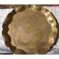 A VINTAGE BRASS TRAY APPROXIMATELY 23INCHES IN DIAMETER IN GOOD CONDITION SOLD AS IS