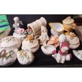 A VINTAGE COLLECTION JOBLOT CERAMIC AND PORCELAN FIGURINES AND ORNAMENTS SOLD AS IS