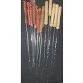 A JOBLOT VINTAGE FONDUE FORKS AND KIBBAB SCEWERS SOLD AS IS