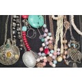 A VINTAGE JOBLOT QUALITY COSTUME NECKLACES SOLD AS IS