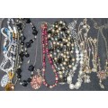 A BEAUTIFUL JOBLOT COLLECTION VINTAGE AND ANTIQUE COSTUMRE JEWELRY SOLD AS IS