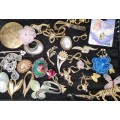 A BULK VINTAGE AND ANTIQUE JOBLOT BROOCHES