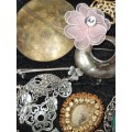 A BULK VINTAGE AND ANTIQUE JOBLOT BROOCHES