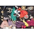 A VINTAGE COLLECTION JOBLOT EARRINGS AND BROOCHES SOLD AS IS