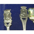 A VINTAGE COLLECTION OF MEMROBILIA TEASPOONS AND A TONG FROM VARIUOS COUNTRIES
