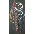 A RARE QUALITY VINTAGE JOBLOT COSTUME NECKLACES SOLD AS IS