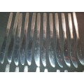 A VINTAGE 28 PIECE STAINLESS STEEL CUTLERY SET IN GREAT CONDITION SOLD AS IS