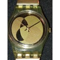 A VINTAGE WOMANS GOLD TONE SWATCH WATCH WORKING NOT TESTED SOLD AS IS