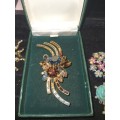 A COLLECTION OF VINTAGE BROOCHES WITH SEMI PRECIOUS STONES NOT TESTED SOLD AS IS