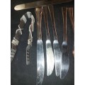 A VINTAGE JOBLOT STAINLESS STEEL CUTLERY SOLD AS IS