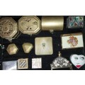A VINTAGE AND ANTIQUE JOBLOT PILL BOXES AND JEWLRY BRASS BOXES SOLD AS IS