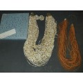 A COLLECTION OF MULTI-STRAND GOLD AND WHITE BEADED NECKLACE WITH MATCHING EARRINGS