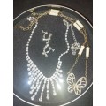 A COLLECTION OF VINTAGE HONEY JEWELRY SOLD AS IS