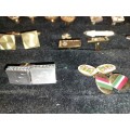 A VINTAGE GENTLEMENS COLLECTION GOLD PLATED AND SIVER PATED CUFFLINKS SOLD AS IS