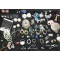 A BULK VINTAGE AND ANTIQUE JOBLT RINGS, BROOCHES , PENDANTS AND BADGES SOLD AS IS