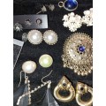 A BULK VINTAGE AND ANTIQUE JOBLT RINGS, BROOCHES , PENDANTS AND BADGES SOLD AS IS