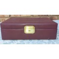 A VINTAGE BURGUNDY LEATHER JEWELRY BOX NO KEYS SOLD AS IS