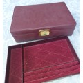A VINTAGE BURGUNDY LEATHER JEWELRY BOX NO KEYS SOLD AS IS