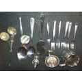 A VINTAGE MIXED JOBLOT STAINLESS STEEL AND EPNS CUTLERY SOLD AS IS