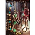 A COLLECTION OF VINTAGE FASHION COSTUME NECKLACES SOLD AS IS