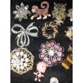 A COLLECTION OF DESIGNER VINTAGE AND ANTIQUE BROOCHES, RINGS, AND COLLAR PINS