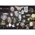 A VINTAGE AND ANTIQUE COLLECTION BROOCHES SOLD AS IS