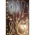 A VINTAGE COLLECTION QUALITY COSTUME NECKLACES SOLD AS IS
